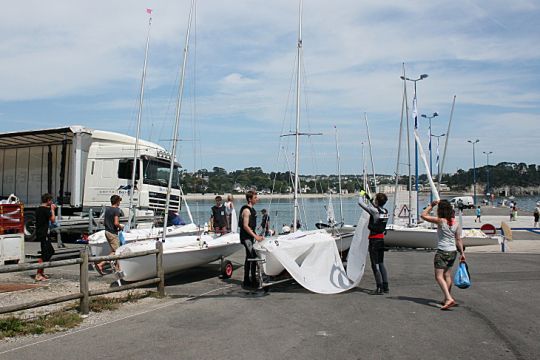 Préparation des bateaux au club de voile de Crozon