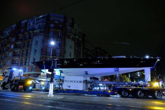 Le Pen Duick III traverse Paris pour le Nautic