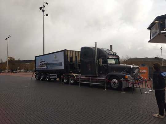 On croise ainsi un camion américain reconfiguré en showroom.