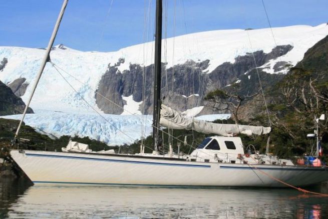 El yate Paradise en una parada al pie de un glaciar