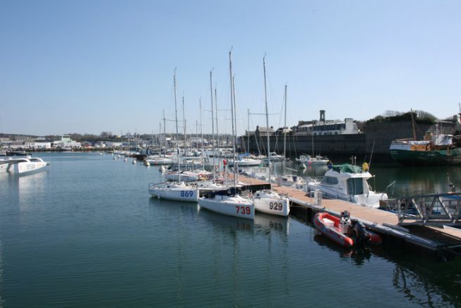 El pontn que alberga el Mini 6.50 en Concarneau