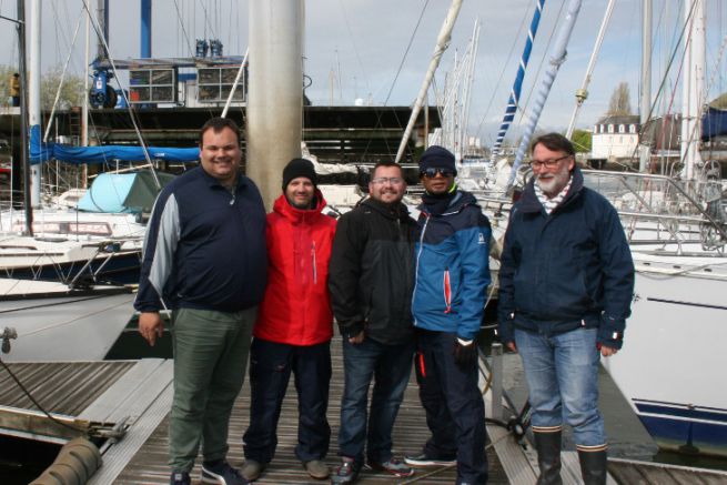 Eric Bretagne (derecha), con un grupo de futuros entrenadores de licencias de navegacin