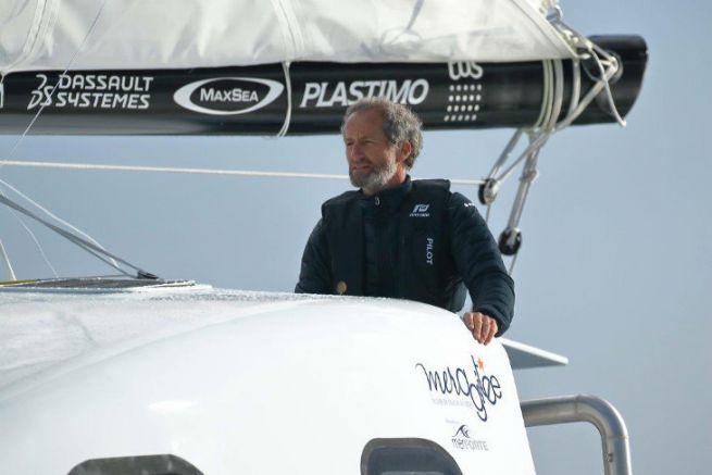 Michel Desjoyeaux al timn del catamarn Z2015 de Mer Agite