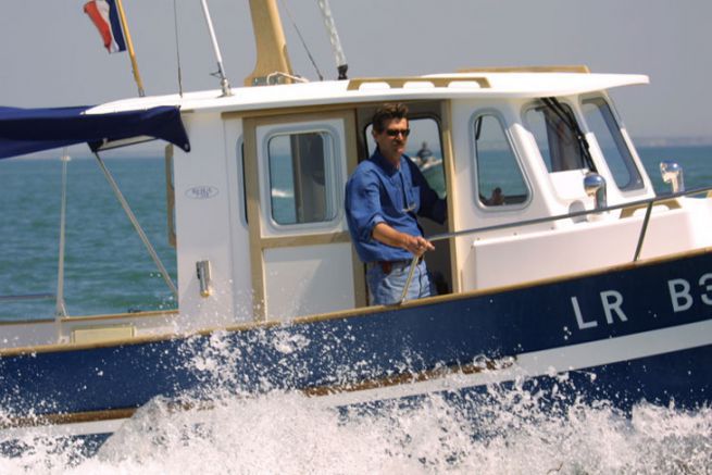 Bertrand Danglade, fundador de Rhea Marine, al timn de uno de sus barcos en 2001