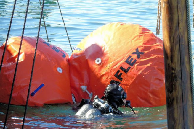 Operacin de reflotamiento del naufragio con paracadas de flotabilidad