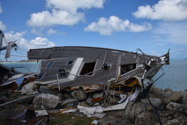 Un velero destrozado en San Martn despus de la temporada de huracanes