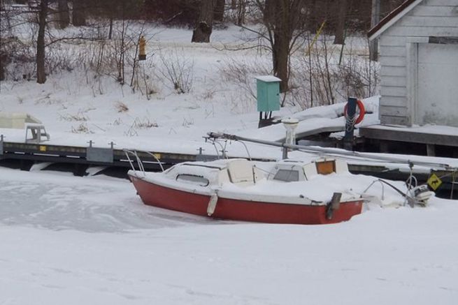 Barco de vela bajo la nieve