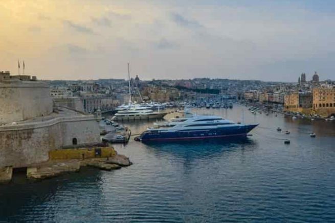 Yates en el puerto de La Valletta en Malta