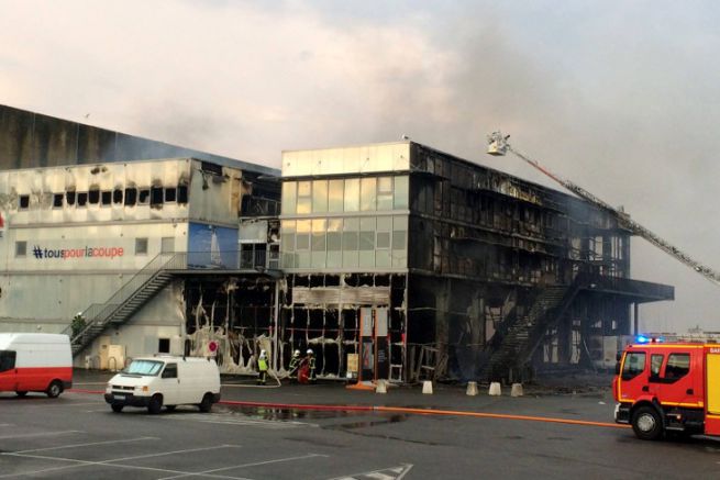 El edificio Challenges en Lorient, arrasado por el fuego