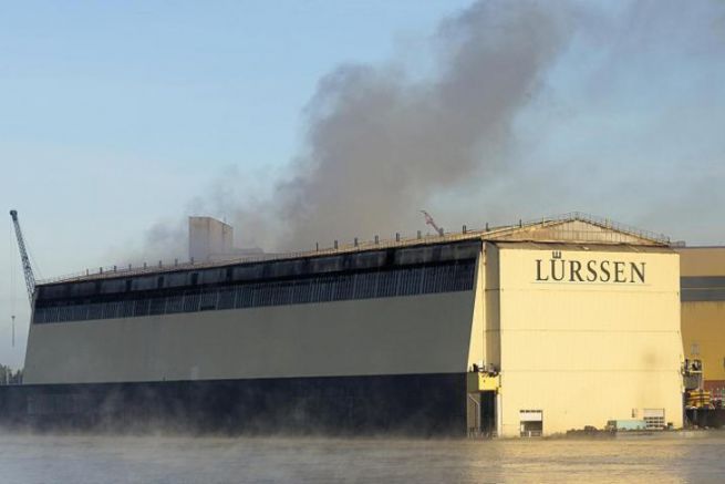 Fuego en el dique seco del astillero de Lrssen