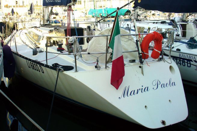 Un velero bajo bandera italiana