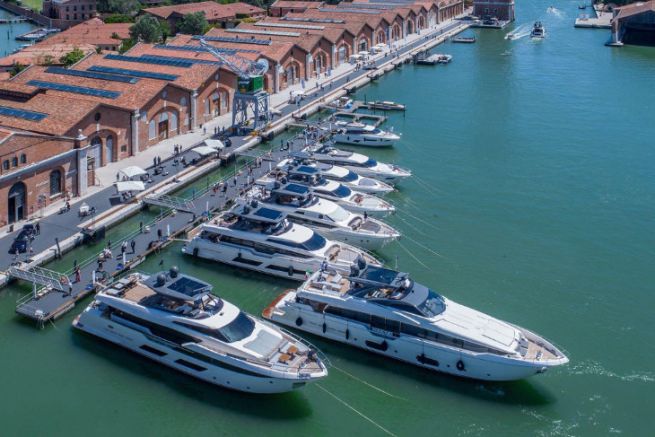 Yates y barcos de recreo en el corazn del Arsenal de Venecia