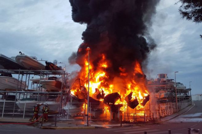El fuego destruye los barcos en el puerto seco de Marsella, Batotel