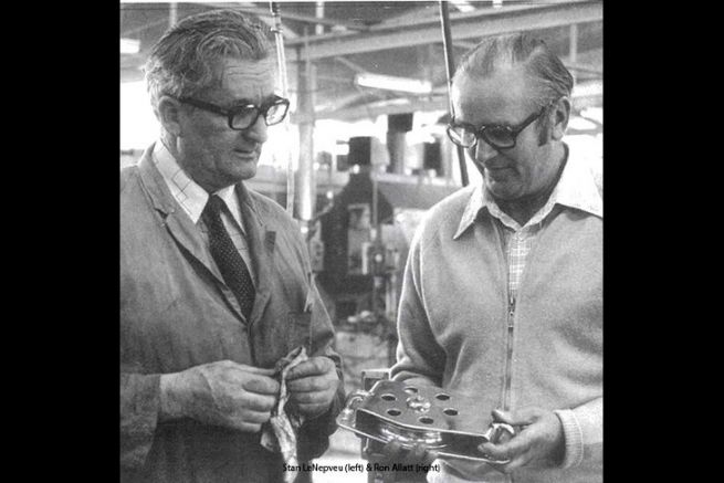 Stan Le Nepveu (izquierda) y Ron Allatt (derecha) charlando alrededor de una polea de acero inoxidable