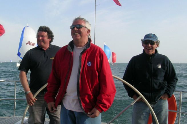 Laurent Tilleau en el centro (en rojo), rodeado por Philippe Poupon, Grard Dupuy y Jean-Yves Furic a bordo del Grand Soleil Race 45