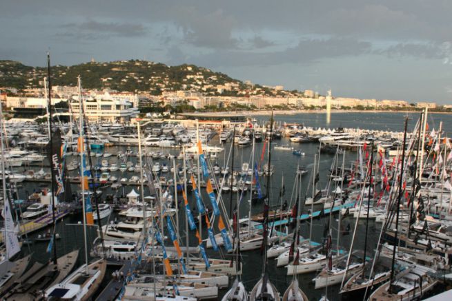 Ayudando a los yates y a los espect�culos de barcos en la cara de la tormenta... (Vista del Festival N�utico de Cannes)