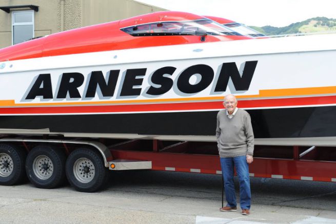 Howard Arneson frente a un barco de carreras en el mar en su 96 cumpleaos