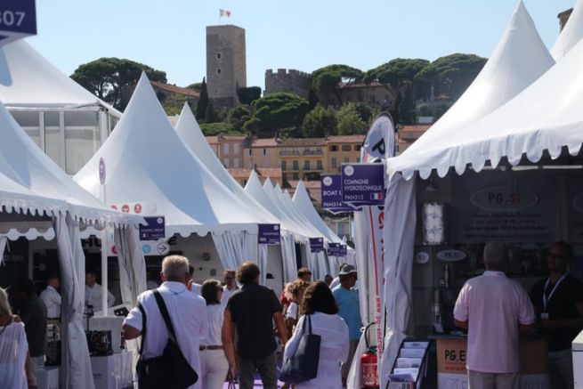 El callejn de los fabricantes de equipos en el Festival de Yates de Cannes