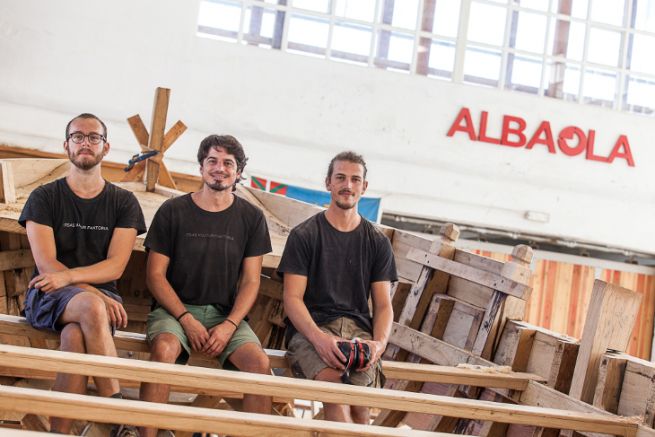 Los 3 primeros carpinteros navales graduados por Albaola
