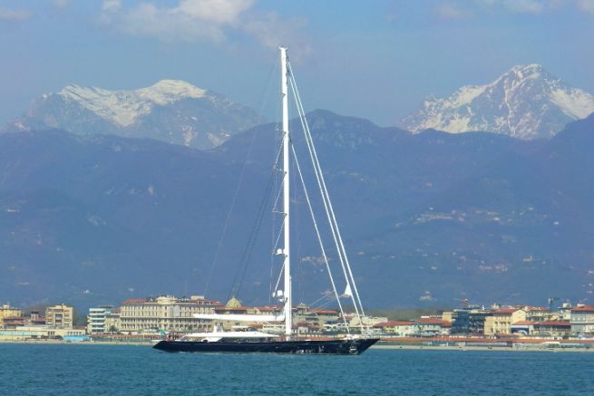 El velero Perini Navi en las afueras de Viareggio