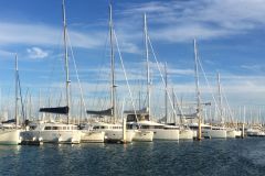 Catamaranes de laguna en el puerto de La Rochelle