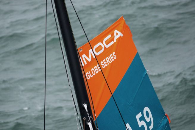 El logo de IMOCA imaginado por Be-Poles, en la cabeza de una vela mayor con rizos