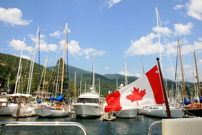 Bandera canadiense en una embarcacin de recreo