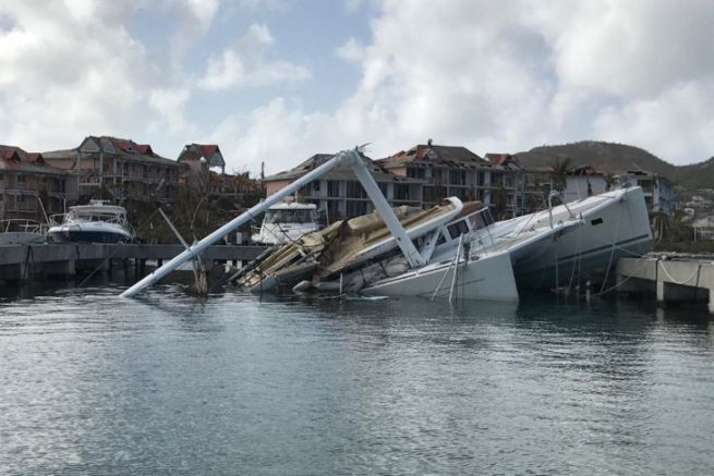 Catamarn hundido en el puerto de San Martn tras el paso del huracn Irma