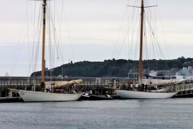 Los veleros Mariquita y Moonbeam IV, diseados por William Fife, amarrados en Brest