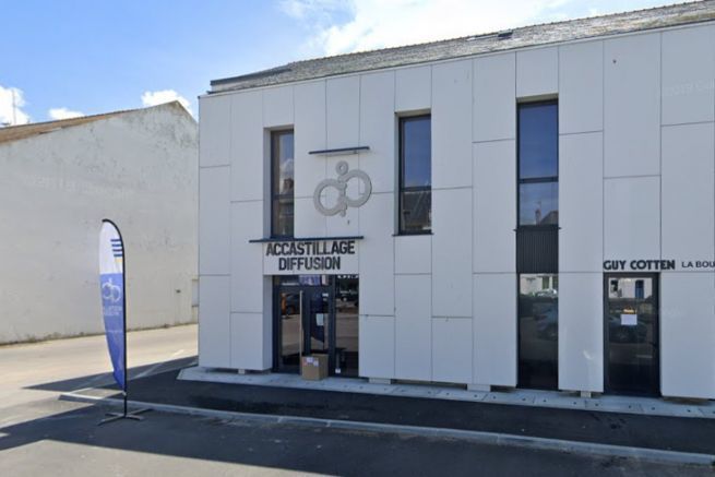 La tienda Accastillage Diffusion de Concarneau, en un moderno edificio