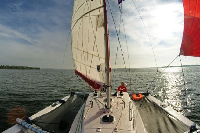 Vista del trimarn Astus 24 desde Astus Boats