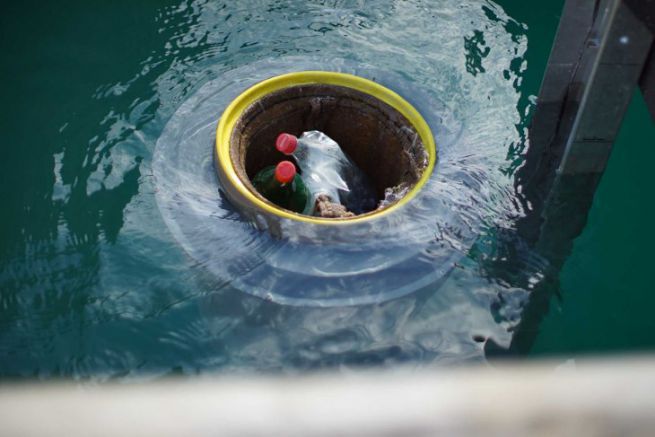 Colector de desechos de mar en funcionamiento en un puerto deportivo