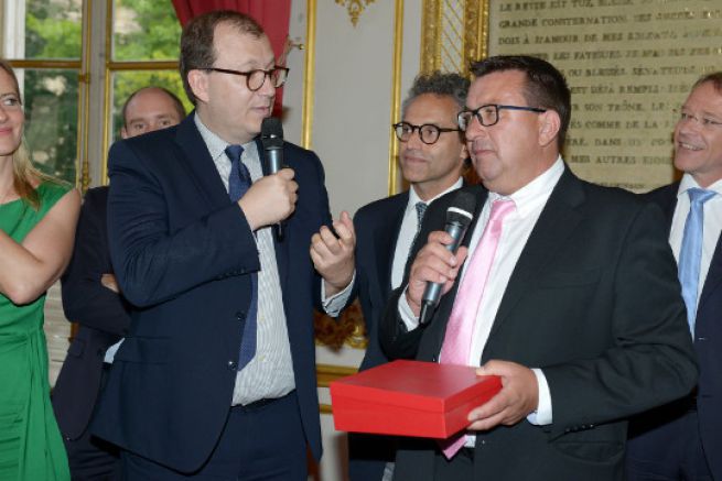 Gilles Wagner, presidente de Privilge Marine recibe el premio Etienne Marcel de manos de Antoine Boulay de Bpifrance