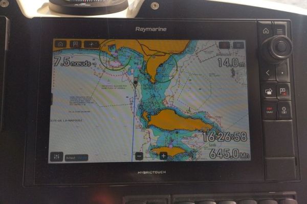 Hallberg-Rassy estandariza su sistema electrónico con productos de Raymarine