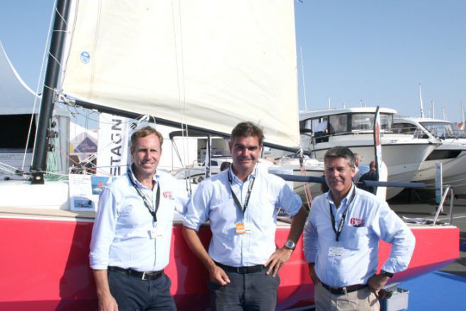 Christophe Chancerelle (centro) y el equipo de ventas de Marine Composite frente al Bihan 6.50