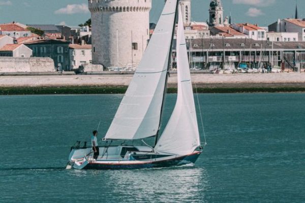 Kwal 8 acercndose a La Rochelle