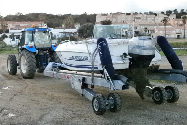 Remolque Nautipark Quicklev detrs de un tractor agrcola